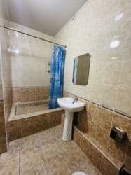 долгосрочная аренда дома: 700 м², 11 комнат, Забор, огорожен, Бассейн, Парковка — 8