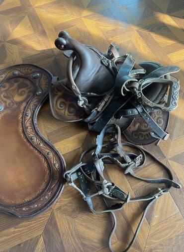 Продается седло авторского производства,натуральная кожа. Стремя и