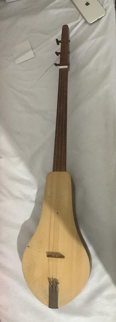 Комуз сатылат,таза жаңгактан,баасы 6000 сом,үнү