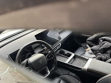 спорт купе: Электромобиль кроссовер, белый кузов с чёрной крышей. Современный — 3