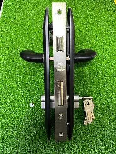 Набор дверной фурнитуры с замком и ручками - Врезной корпус замка из