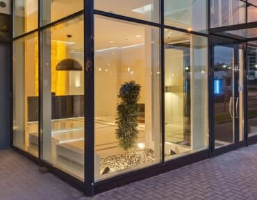 стекло лист: Элегантный стеклянный фасад, идеально подходящий для коммерческих и — 1