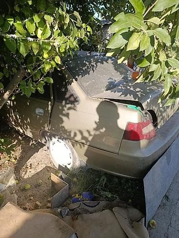 ваз капейка: Автомобиль седан золотистого цвета. Описание: - Кузов: 4-дверный — 2