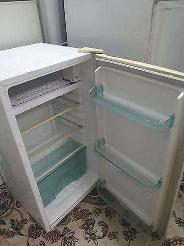 aoc c27g1: Компактный холодильник белого цвета с желтыми акцентами на ручке — 2