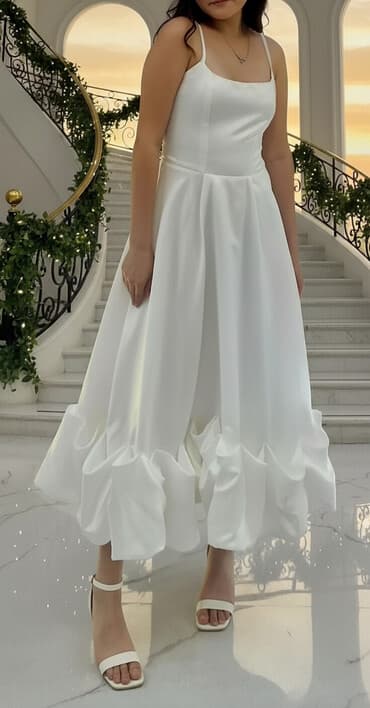 Бишкек Продаю вечернее платье ⠀ Изысканное белое платье из атласа, с