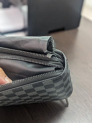 Аксессуары: Сумка через плечо в стиле Louis Vuitton Damier Graphite. - Компактная — 4