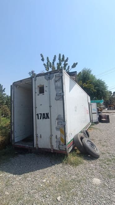 туалет в аренду: Предлагается к продаже грузовой прицеп белого цвета, универсальная — 2