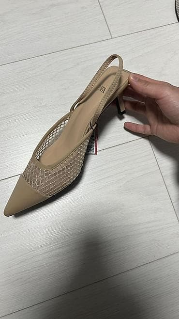 Жеке буюмдар: Бежевые туфли-слингбэки с острым носком и сетчатым верхом - Модель — 4