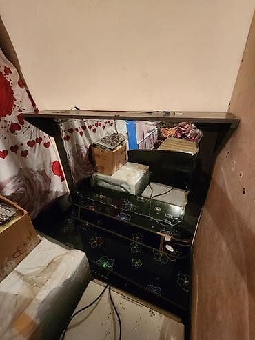 Двуспальные кровати: Двуспальная кровать с матрасом и прикроватным изголовьем с полками + — 3