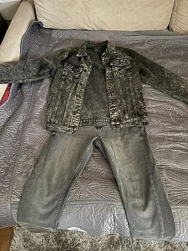 джинсы куртки: Джинсовый комплект в серо‑черном кислотном (acid wash) стиле. Состав — 1