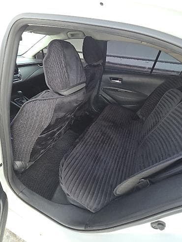 тает: Toyota Corolla: 2019 г., Гибрид — 9