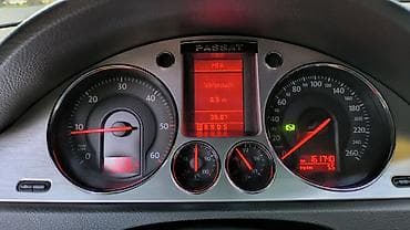 Дома: Volkswagen Passat Variant (универсал), серебристый цвет кузова — 8