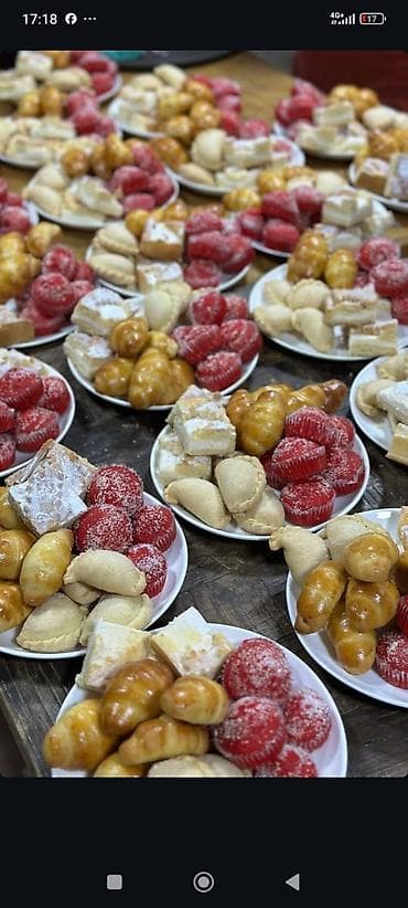 Масло, консервы: Свежая выпечка ручной работы Ассортимент: - Румяные булочки с — 6