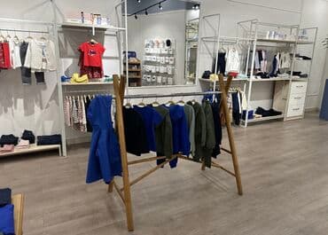 оборудование в бутик: Срочно ‼️ Продаю вигвамы ( стеллажи ) для детской одежды. Отлично — 1