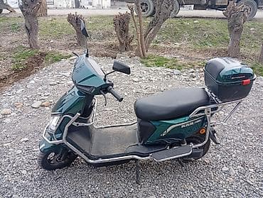Кумурска мотороллер: Электроскутер городского типа, зеленый металлик, с багажным кофром — 3