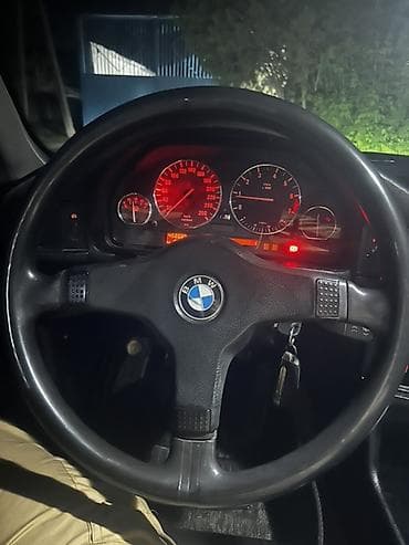 BMW — оригинальный трёхспицевый рулевой и интерьер автомобиля серии