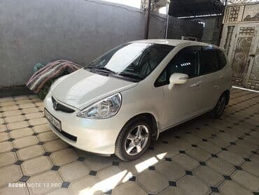 бампер хонда фит 2010: Белый хэтчбек Honda Fit, идеально подходящий для городских поездок — 1