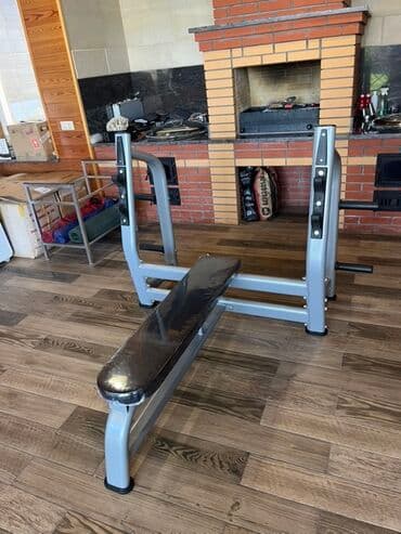 хромированные гантели: Скамья для жима лежа, предназначенная для силовых тренировок — 1