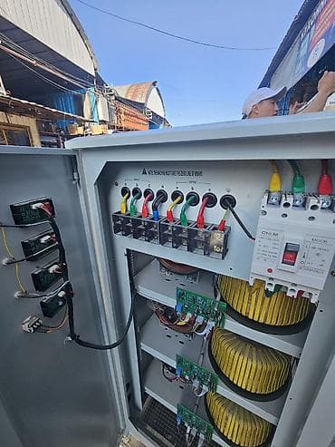 Трёхфазный шкаф-стабилизатор напряжения (серво/электромеханический)