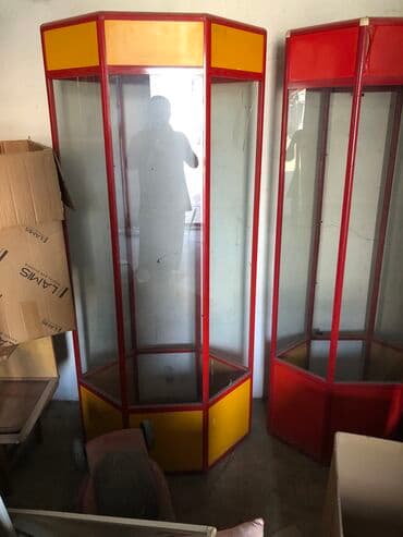 Витрины с полками