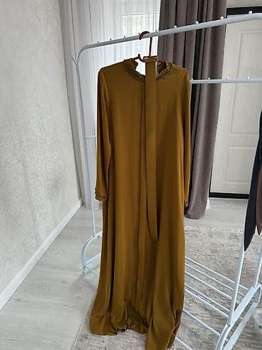 Длинное платье-в насыщенном горчичном оттенке. Прямой свободный крой