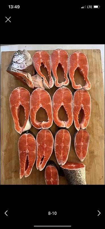 Форель, нарезанный стейками. Свежая рыба форель не замароженна