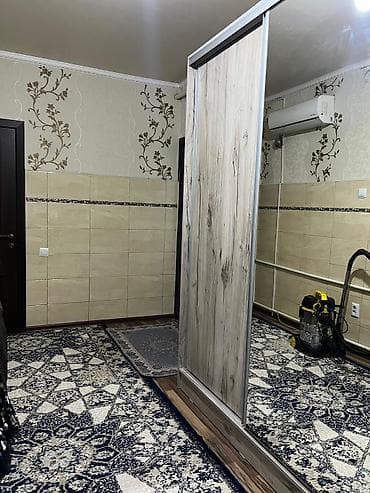 дома в городе: Жилой дом с огороженным участком и благоустроенным двором. - — 10