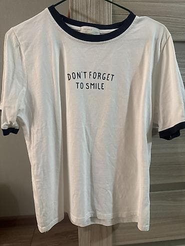 Белая футболка с принтом “DON’T FORGET TO SMILE”. - Контрастная lalafo.kg да Белая футболка с принтом “DON’T FORGET TO SMILE”. - Контрастная