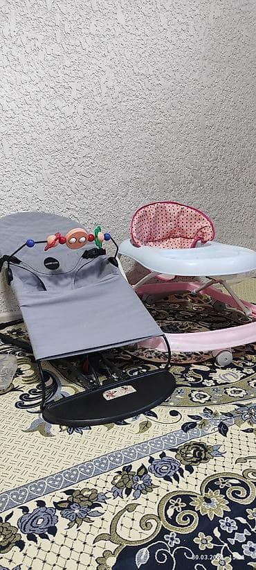 magic stick: Набор для малышей, включающий серый шезлонг-баунсер, розовые ходунки и — 2