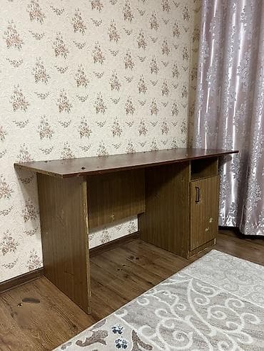 Компьютерный стол, С полками