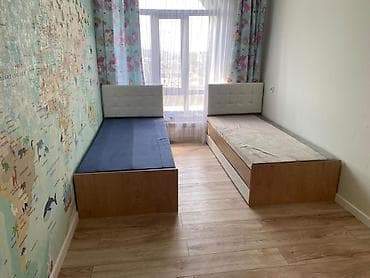 Односпальная кровать с мягким изголовьем и выдвижными ящиками для