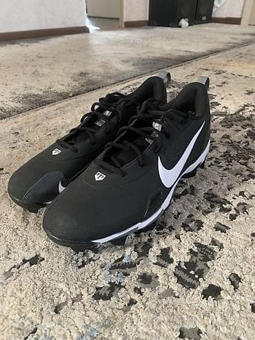 Футбольные бутсы Nike (SG/FG) в классическом черно-белом цвете. -