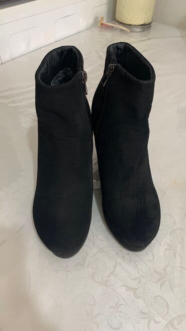 черные замшевые ботильоны: Продаются сапожки,
Замшевые 37 размер
Очень легкие и удобные — 2