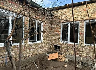 Продаётся кирпичный дом с черепичной крышей и пластиковыми окнами