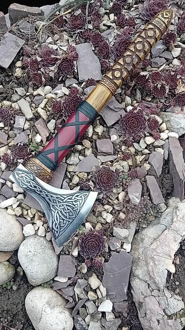 Уруктар жана көчөттөр: Ручные топоры с резьбой и гравировкой в скандинавском стиле - Кованыe — 2