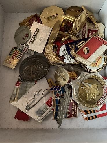 Искусство и коллекционирование: Набор для коллекционера: альбом для монет + подборка монет и значков — 4