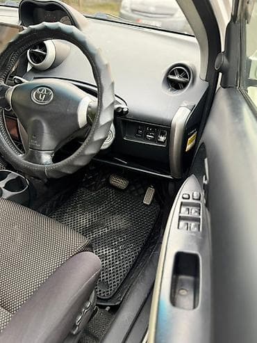 портер рядом: Toyota Ist: 2003 г., 1.5 л, Автомат, Бензин, Хэтчбэк — 10