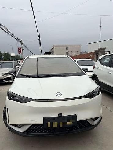 Это электрический кроссовер Hycan Z03 белого цвета с характерным — 1