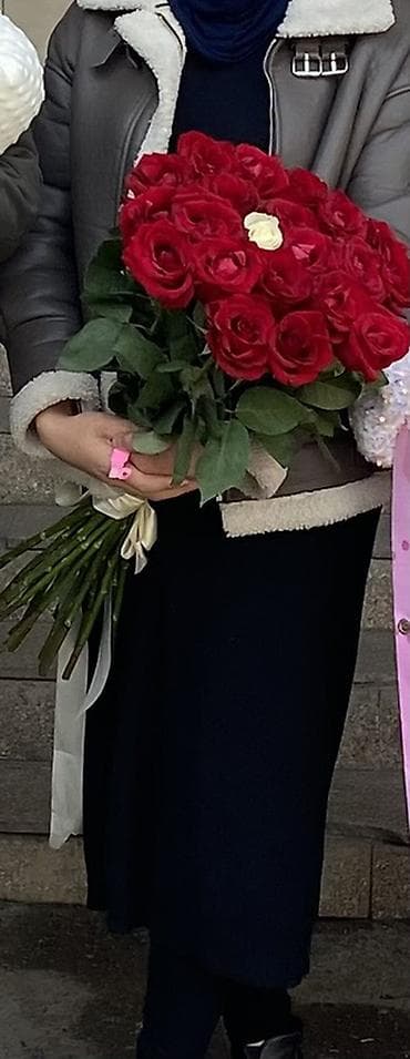 Светодиодные гирлянды: Букет из красных роз с акцентной белой розой в центре. 21 роз - — 2