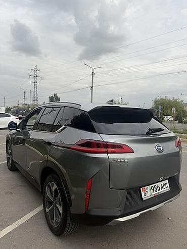 xpeng p7: Электромобиль GAC Aion V, кроссовер серого цвета. Ключевые — 4