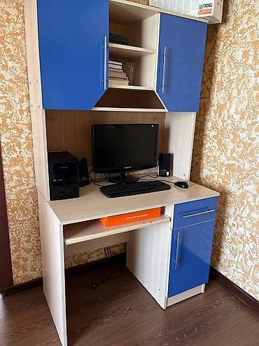 компьютерный стол с регулировкой высоты: Комплект мебели для дома: 1) Компьютерный стол со встроенным верхним — 1