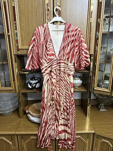 second hand: Продаю платья для дам на 46 размер цена 2000. Юбки по 1000 сом — 2