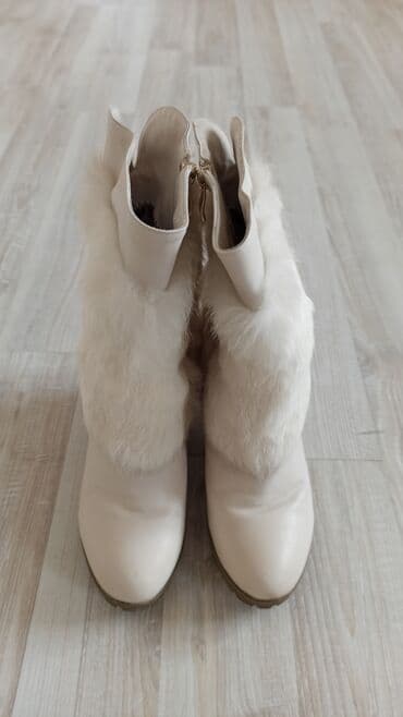 сапоги зимние женские натуральная кожа натуральный мех распродажа: Сапожки женские зимние, стильные с мехом наружу. Белого цвета, размер — 3