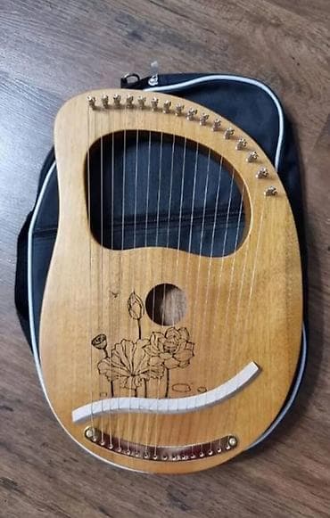 Лирообразная арфа/кира (lyre harp) с гравировкой цветов. - Корпус из