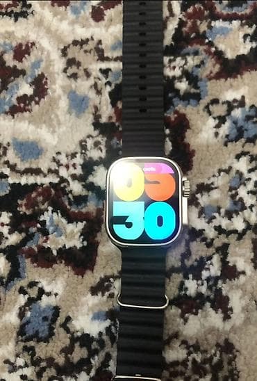 Смарт‑часы с прямоугольным экраном и черным рифленым ремешком