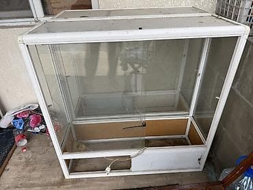 Торговая витрина/ ДиА 
Есть две шт 
С подсветкой
Каждая по 4800 сом