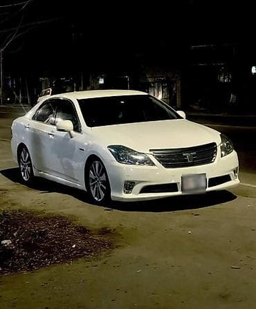справа: Toyota Crown: 2010 г., Седан — 3