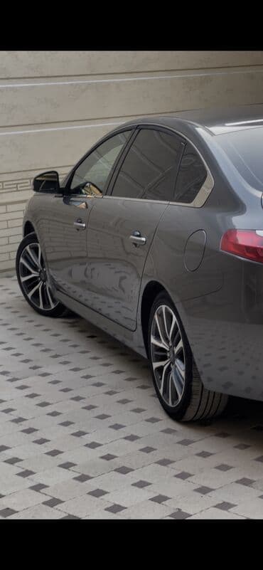 срочно продаю в связи с переездом: Renault : 2019 г., 0.2 - engine capacity л, Газ, Седан — 5