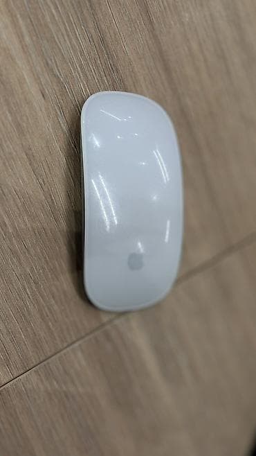 Беспроводная мышь Apple Magic Mouse 1 с элегантным белым корпусом и