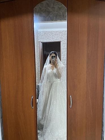 бальные платье: Пышное свадебное платье A‑silhouette с длинным шлейфом и мерцанием по — 4